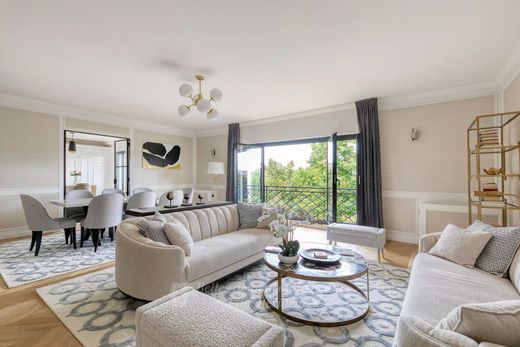 Apartment / Etagenwohnung in Tour Eiffel, Invalides – Ecole Militaire, Saint-Thomas d’Aquin, Paris