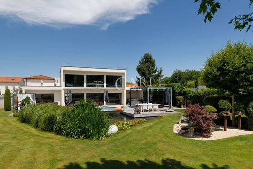 Villa in Saint-Priest, Rhône