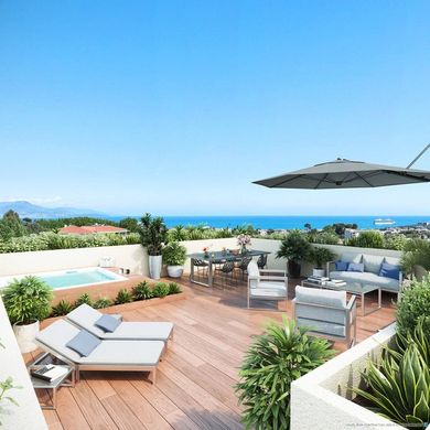 Apartment / Etagenwohnung in Antibes, Alpes-Maritimes