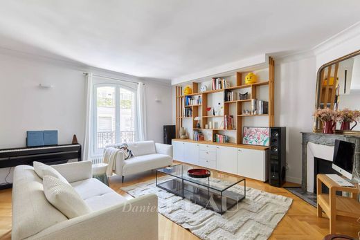 Apartment in Tour Eiffel, Invalides – Ecole Militaire, Saint-Thomas d’Aquin, Paris