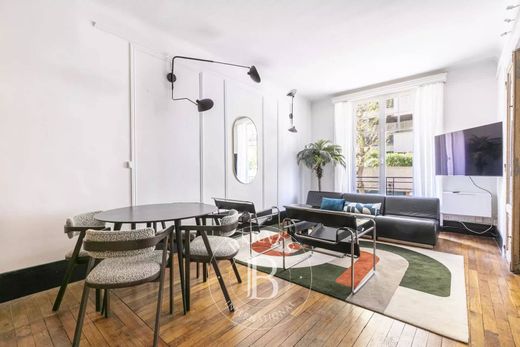 Apartment in Tour Eiffel, Invalides – Ecole Militaire, Saint-Thomas d’Aquin, Paris