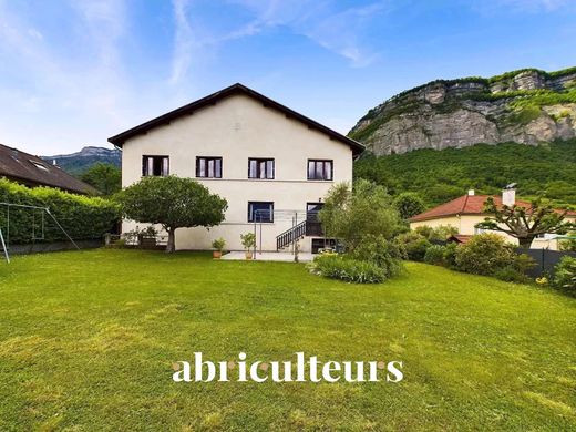 Luxus-Haus in Crolles, Isère