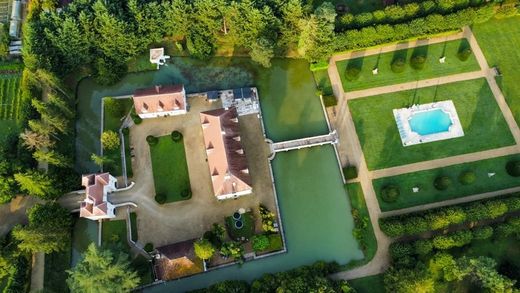 Castillo en Chevannes, Yonne