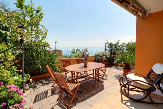 Apartment / Etagenwohnung in Menton, Alpes-Maritimes