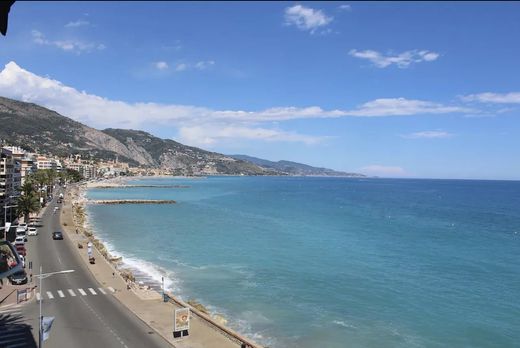 Menton, Alpes-Maritimesのアパートメント