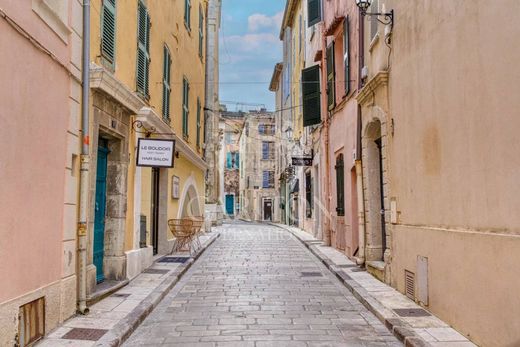 サントロペ, Varのアパートメント