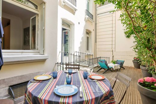 Apartment / Etagenwohnung in Tour Eiffel, Invalides – Ecole Militaire, Saint-Thomas d’Aquin, Paris