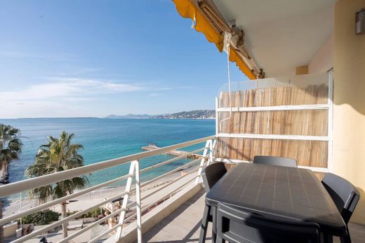 Apartment / Etagenwohnung in Juan-les-Pins, Alpes-Maritimes