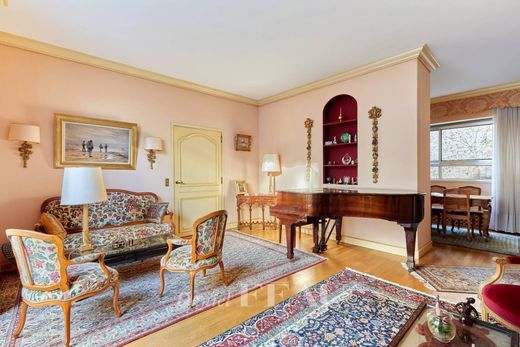 Apartment / Etagenwohnung in Tour Eiffel, Invalides – Ecole Militaire, Saint-Thomas d’Aquin, Paris