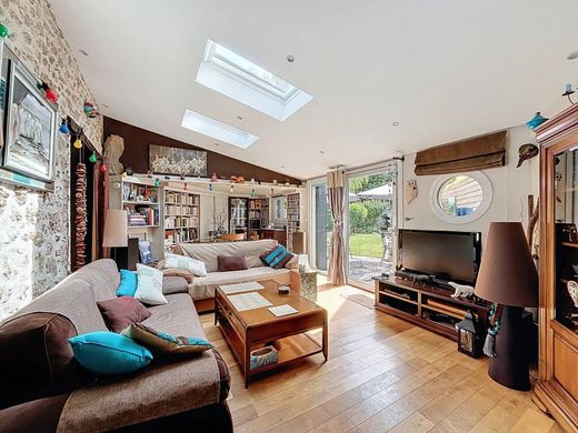 Luxury home in Montigny-le-Bretonneux, Yvelines