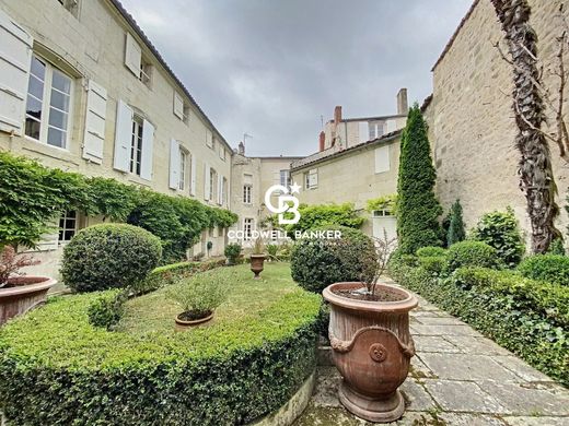 Luxus-Haus in Saintes, Charente-Maritime