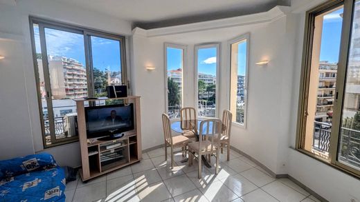 Apartment / Etagenwohnung in Cannes, Alpes-Maritimes