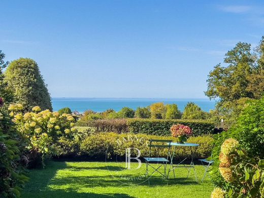 Apartment / Etagenwohnung in Tourgeville, Calvados