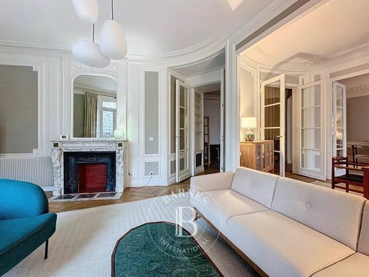 Apartment / Etagenwohnung in Tour Eiffel, Invalides – Ecole Militaire, Saint-Thomas d’Aquin, Paris