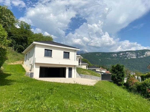 Luxus-Haus in La Buisse, Isère