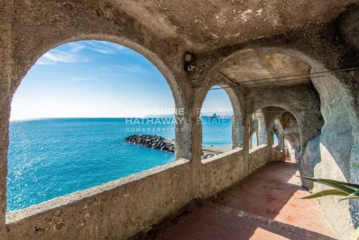 Villa Albisola Marina, Savona ilçesinde