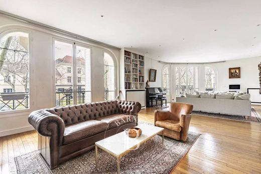 Apartment in Tour Eiffel, Invalides – Ecole Militaire, Saint-Thomas d’Aquin, Paris