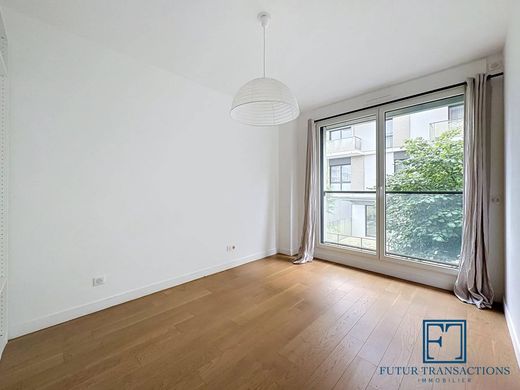 Apartment / Etagenwohnung in Issy-les-Moulineaux, Hauts-de-Seine