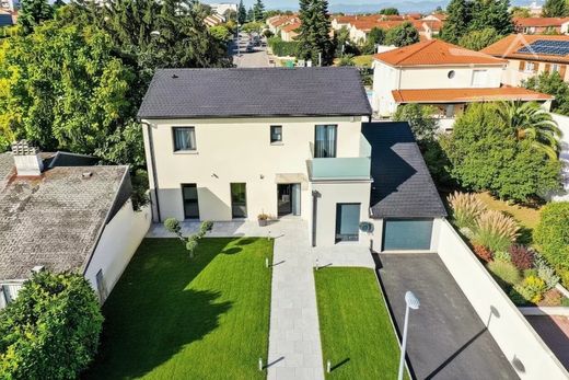 Villa en Vaulx-en-Velin, Ródano