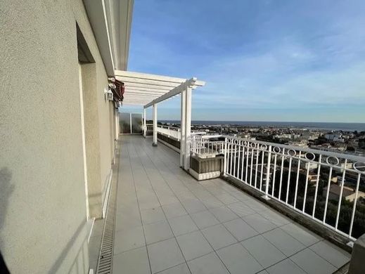 Apartment in Saint-Laurent-du-Var, Alpes-Maritimes