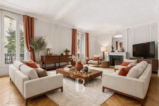 Квартира, Montmartre, Abbesses, Grandes-Carrières, Paris