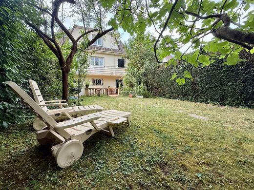 Luxury home in Bry-sur-Marne, Val-de-Marne