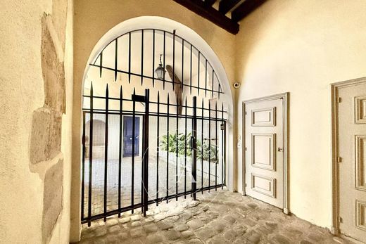Apartment in Saint-Germain, Odéon, Monnaie, Paris