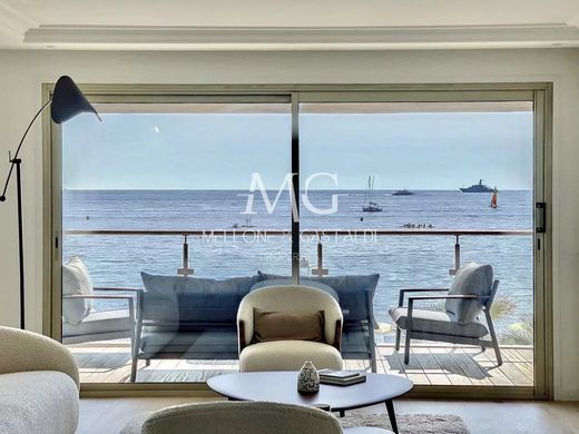 Apartment / Etagenwohnung in Cannes, Alpes-Maritimes