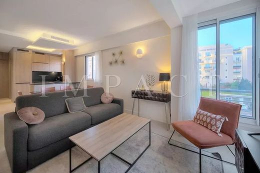 Apartment / Etagenwohnung in Cannes, Alpes-Maritimes
