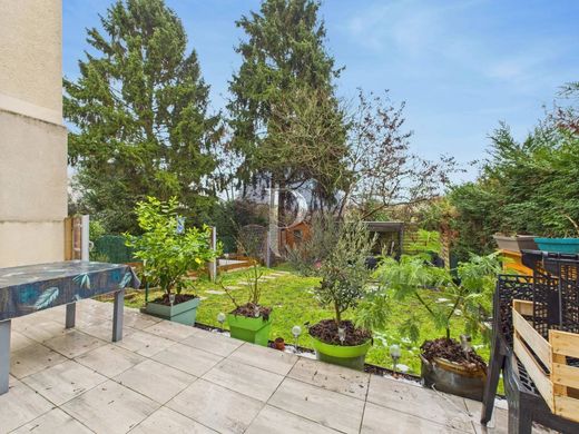 Apartment / Etagenwohnung in Le Plessis-Robinson, Hauts-de-Seine