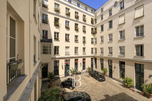 Apartment in Chatelet les Halles, Louvre-Tuileries, Palais Royal, Paris