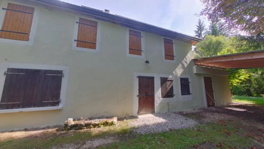 Lüks ev Sirod, Jura