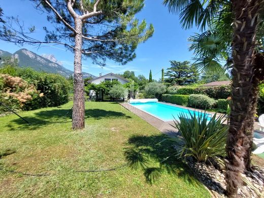 Luxe woning in Saint-Ismier, Isère