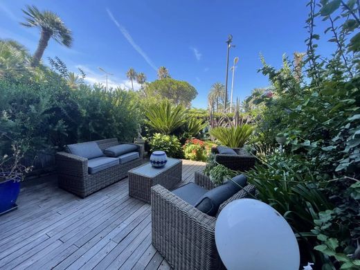 Apartment / Etagenwohnung in Cannes, Alpes-Maritimes