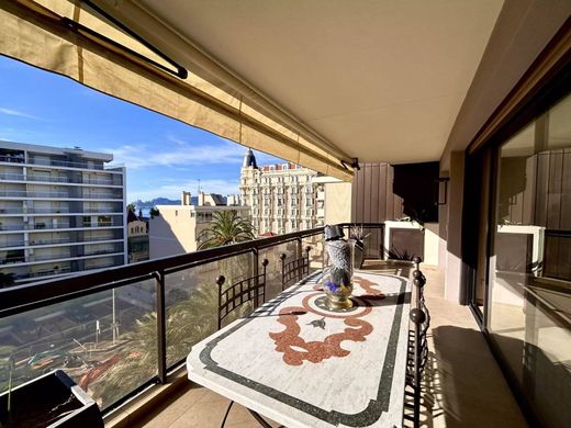 Apartment / Etagenwohnung in Cannes, Alpes-Maritimes