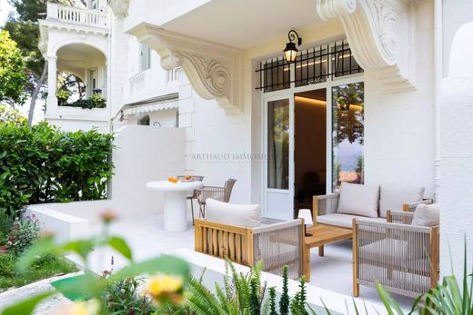 Roquebrune-Cap-Martin, Alpes-Maritimesのアパートメント