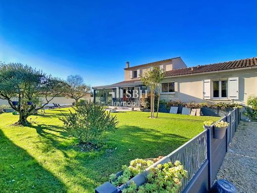 Luxury home in Taillades, Vaucluse