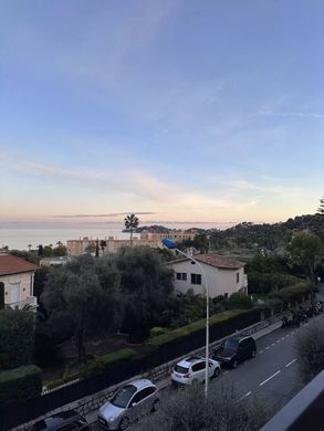 Apartment / Etagenwohnung in Beaulieu-sur-Mer, Alpes-Maritimes