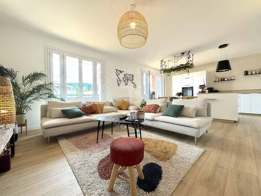 Apartment / Etagenwohnung in Annecy, Haute-Savoie