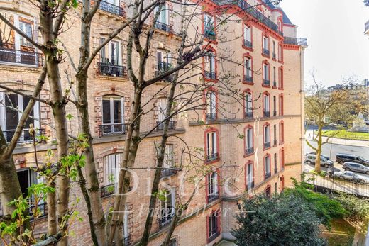 Apartment / Etagenwohnung in Tour Eiffel, Invalides – Ecole Militaire, Saint-Thomas d’Aquin, Paris