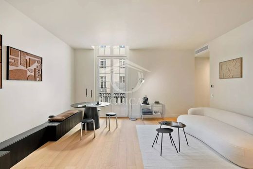 Apartment / Etagenwohnung in Antibes, Alpes-Maritimes