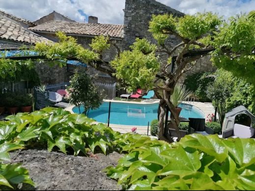 منزل ﻓﻲ Saint-Marcel-d'Ardèche, Ardèche