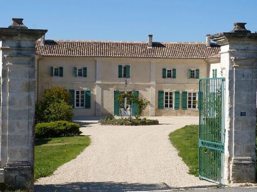 Palace in Saint-Thomas-de-Conac, Charente-Maritime