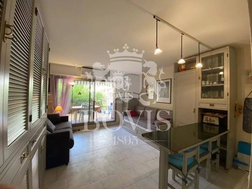 Apartment / Etagenwohnung in Beaulieu-sur-Mer, Alpes-Maritimes