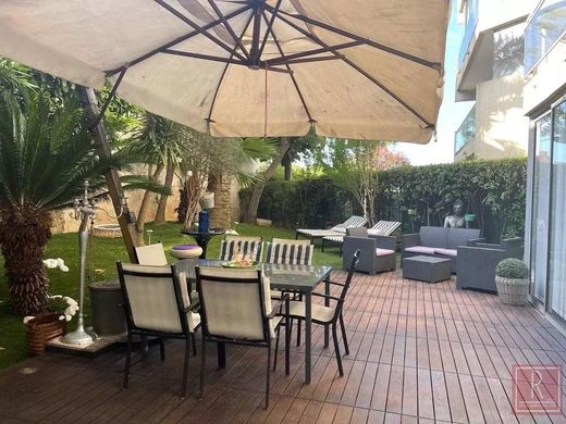 Apartment / Etagenwohnung in Cannes, Alpes-Maritimes