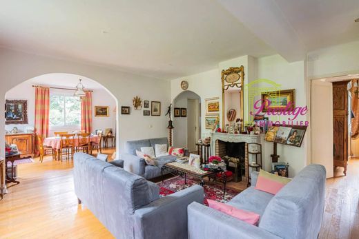 Luxury home in Le Mesnil-le-Roi, Yvelines
