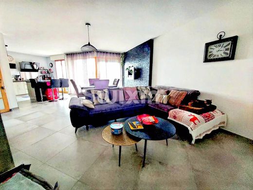 Apartment / Etagenwohnung in Gex, Ain