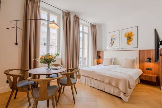 Apartment / Etagenwohnung in Cannes, Alpes-Maritimes