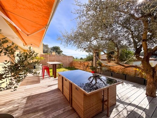 Apartment / Etagenwohnung in Èze, Alpes-Maritimes