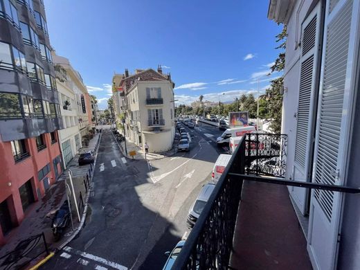 ‏בניין ב  קאן, Alpes-Maritimes